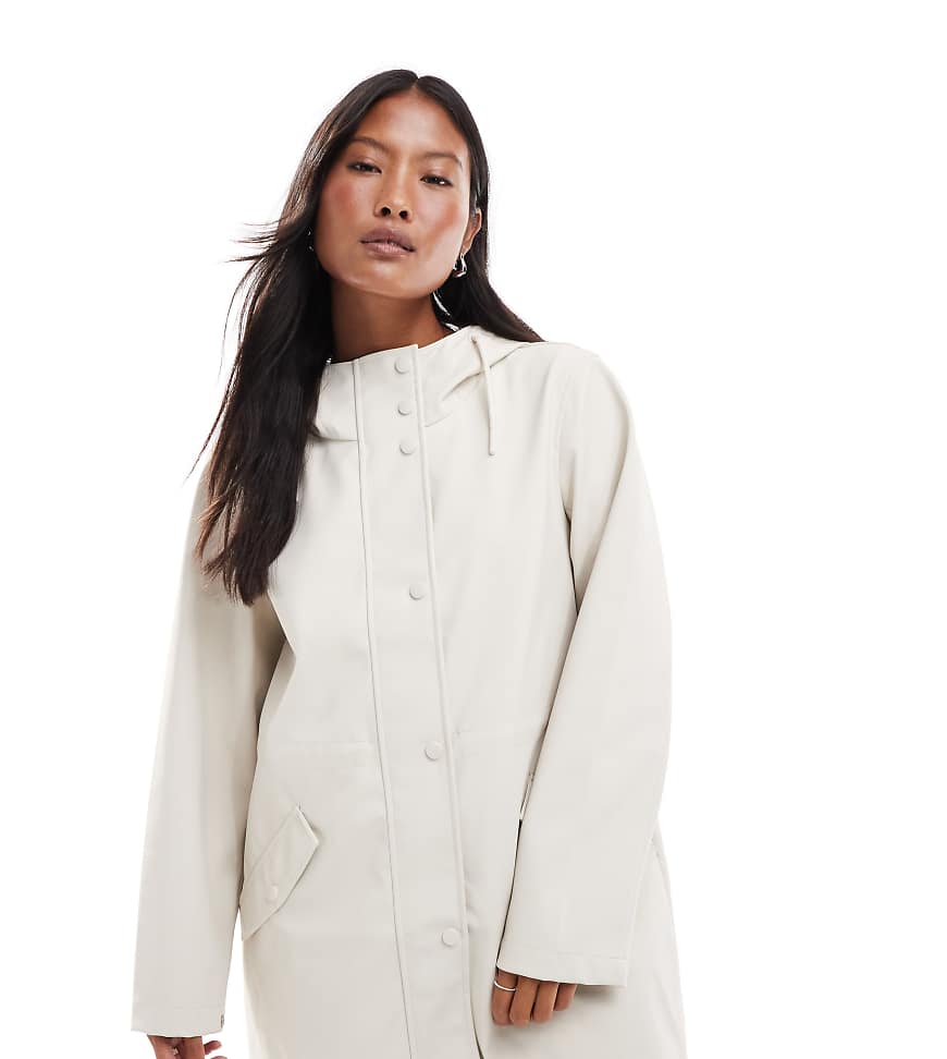 Vero Moda Petite - Beschichtete Regenjacke in Moonbeam Stone mit Kapuze-Neutral Vero Moda Petite - Beschichtete Regenjacke in Moonbeam Stone mit Kapuze-Neutral von Vero Moda Petite