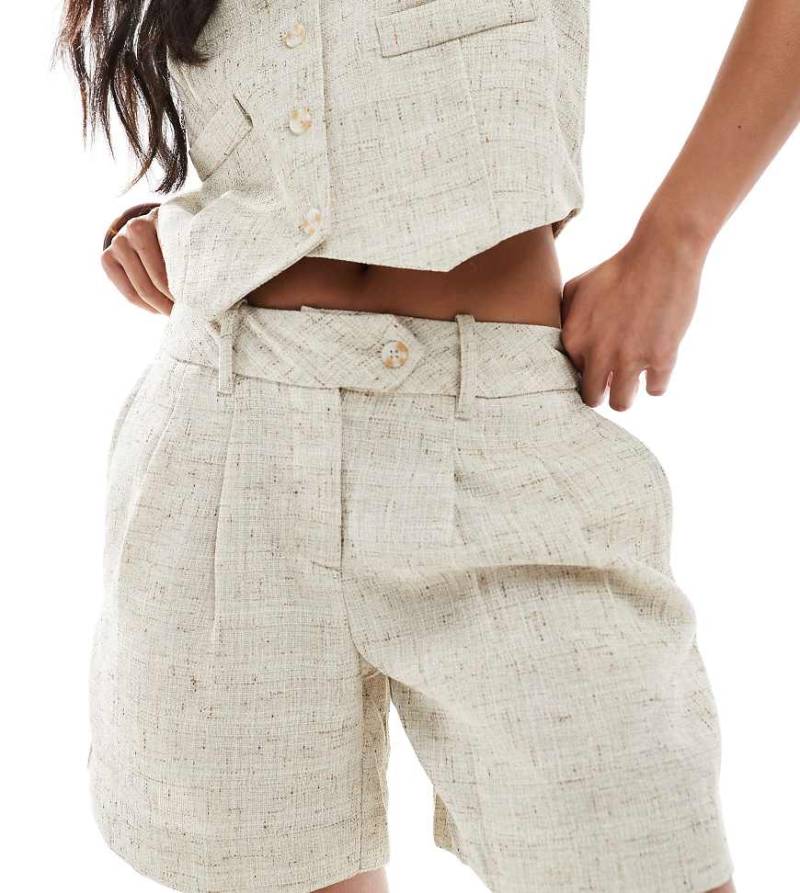 Vero Moda Petite - Elegante Shorts in Haferbeige mit Faltendetail auf der Vorderseite, Kombiteil-Neutral von Vero Moda Petite