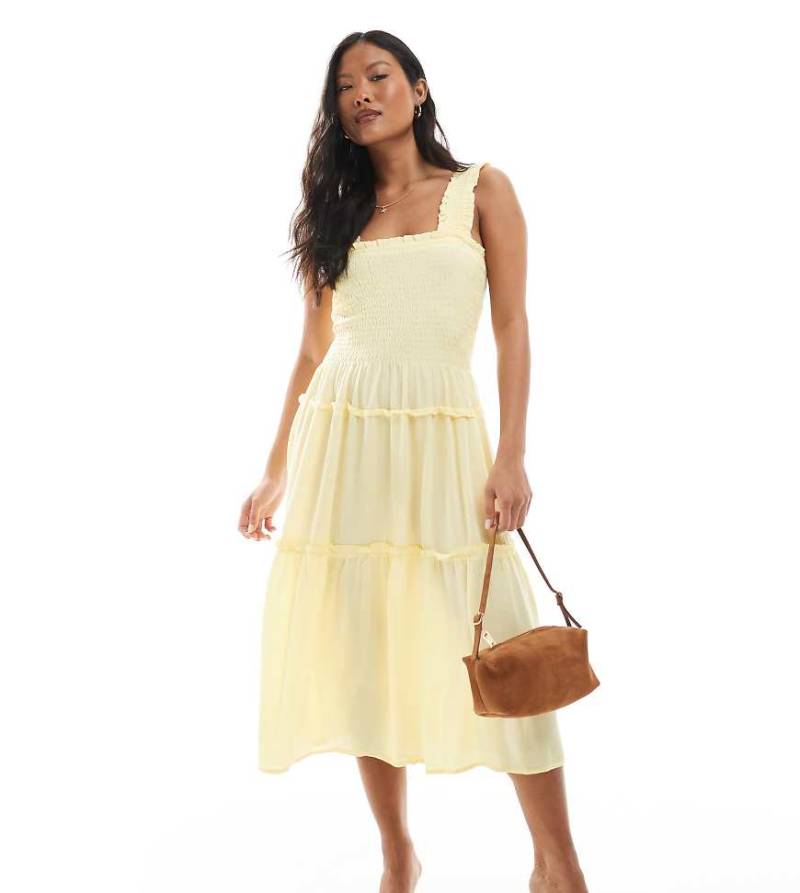 Vero Moda Petite - Gesmoktes Midi-Trägerkleid in blassem Bananengelb von Vero Moda Petite
