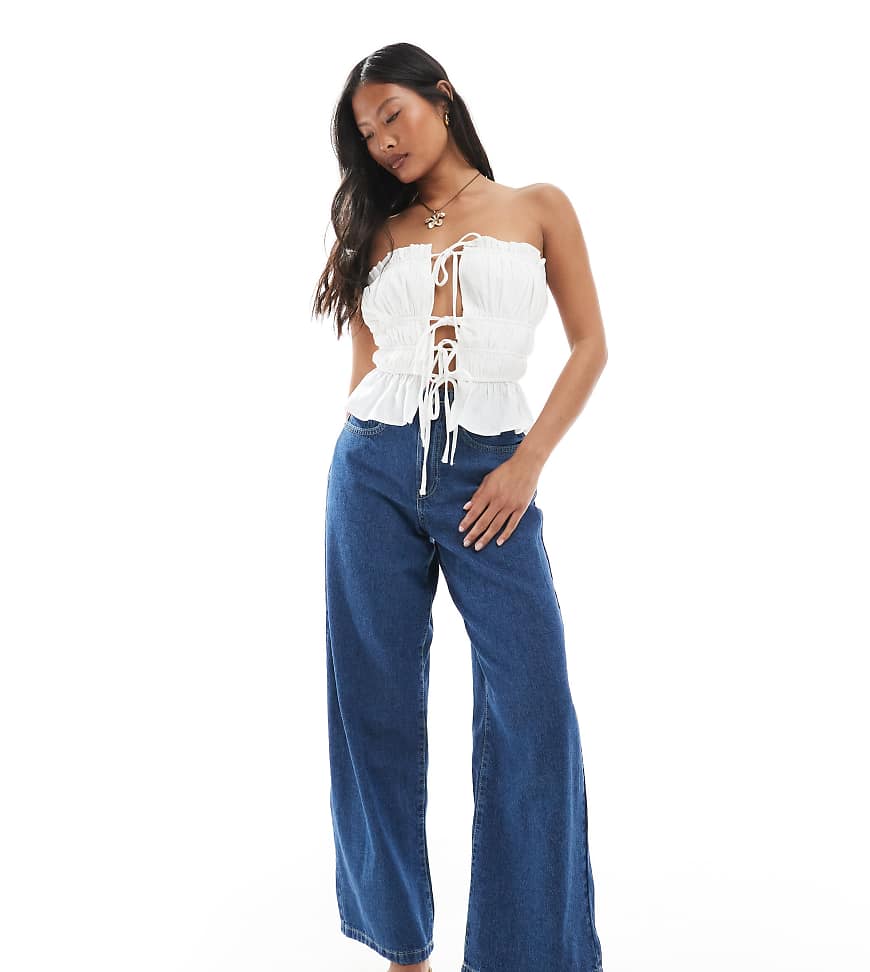 Vero Moda Petite - Kirsa - Weite Jeans in mittelblauer Waschung mit hohem Bund von Vero Moda Petite