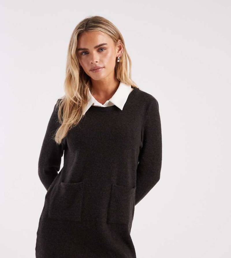 Vero Moda Petite - Kurzes, langärmliges 2-in-1-Strickkleid in Schwarz mit Kragen aus Popeline von Vero Moda Petite