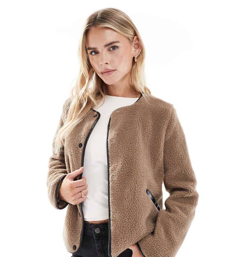 Vero Moda Petite - Leichte Teddyfell-Jacke in Beige mit Kontrast-Design-Neutral von Vero Moda Petite