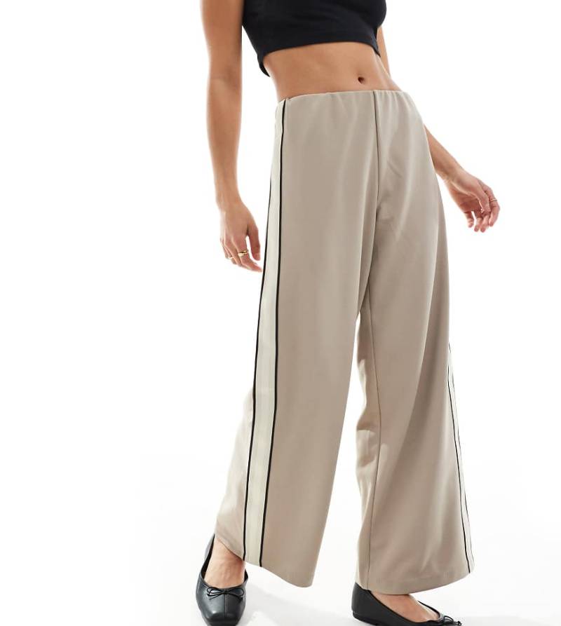 Vero Moda Petite - Lockere Schlupfhose in Fossil-Beige mit seitlichem Streifen-Neutral von Vero Moda Petite