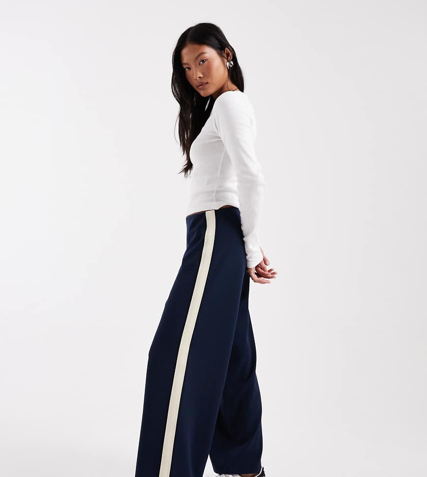 Vero Moda Petite - Lockere Schlupfhose in Marineblau mit seitlichem Streifen von Vero Moda Petite