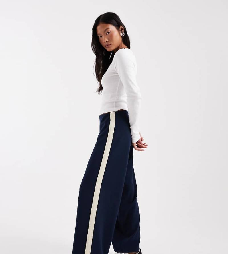 Vero Moda Petite - Lockere Schlupfhose in Marineblau mit seitlichem Streifen von Vero Moda Petite