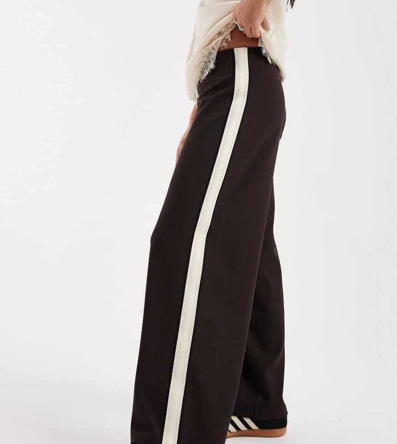 Vero Moda Petite - Lockere Schlupfhose in Schokobraun mit seitlichem Streifen-Brown von Vero Moda Petite