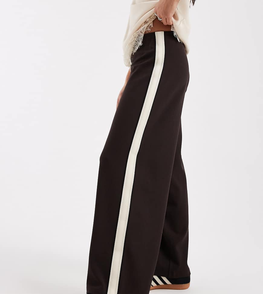 Vero Moda Petite - Lockere Schlupfhose in Schokobraun mit seitlichem Streifen-Brown von Vero Moda Petite