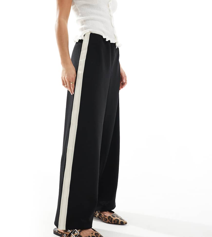 Vero Moda Petite - Lockere Schlupfhose in Schwarz mit seitlichem Streifen von Vero Moda Petite