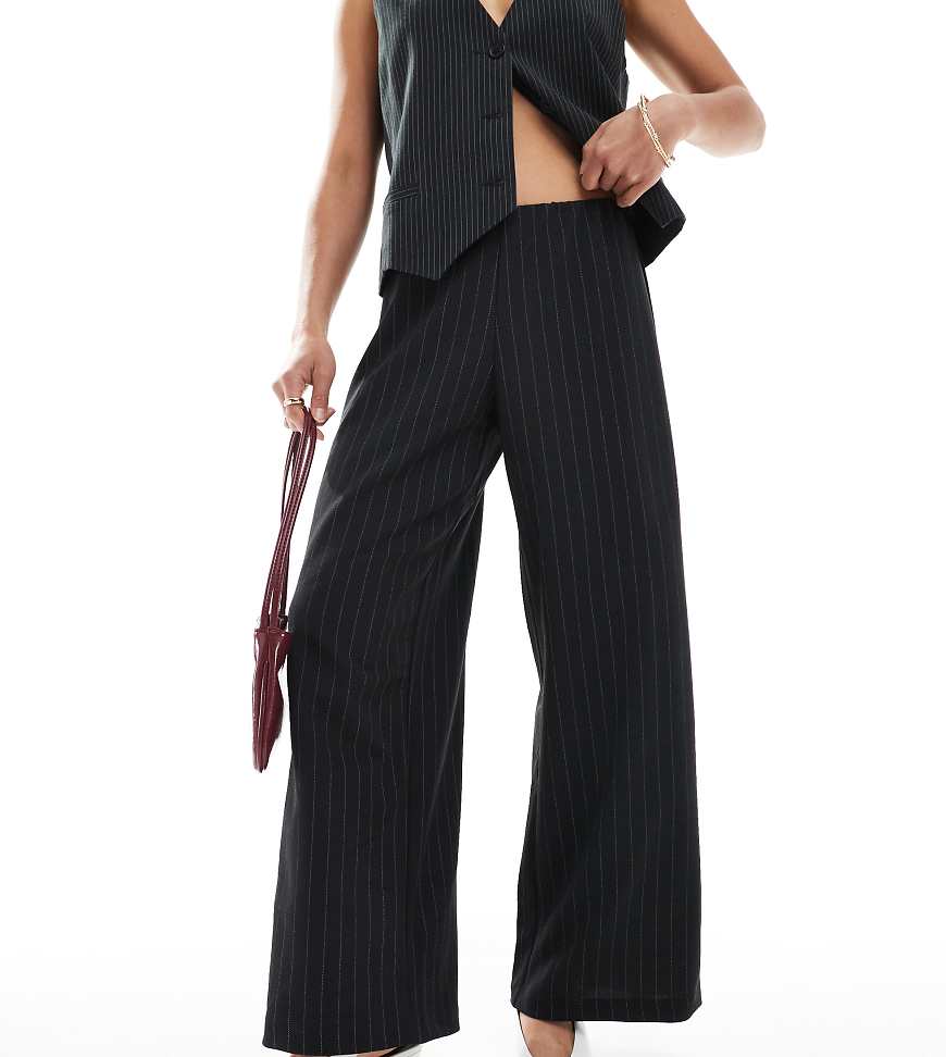 Vero Moda Petite - Nadelstreifen-Hose in Anthrazit aus Jersey-Kreppstoff mit weitem Bein-Grau von Vero Moda Petite