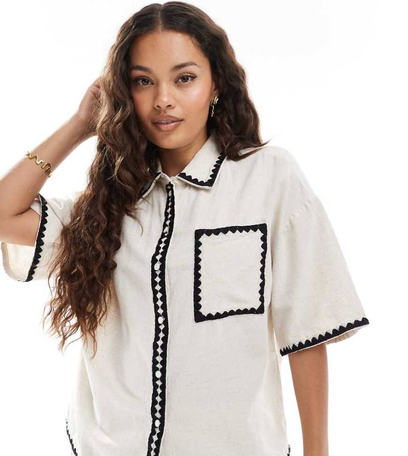 Vero Moda Petite - Oversize-Hemdbluse in Cremeweiß mit Kontrastnaht, Kombiteil von Vero Moda Petite