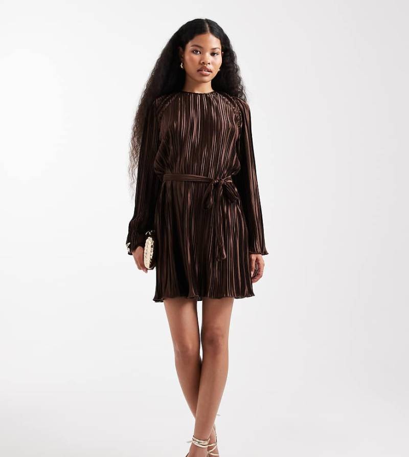 Vero Moda Petite - Plissee-Minikleid in Schokobraun mit Bindegürtel-Brown Vero Moda Petite - Plissee-Minikleid in Schokobraun mit Bindegürtel-Brown von Vero Moda Petite