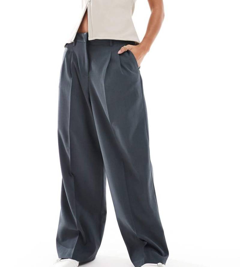 Vero Moda Petite - Rita - Elegante Dad-Hose in Asphaltgrau mit weitem Bein von Vero Moda Petite