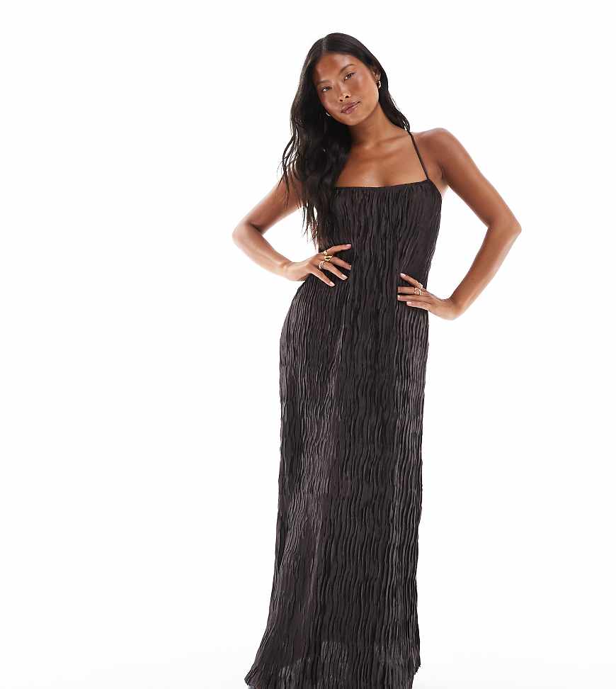 Vero Moda Petite - Strukturiertes, plissiertes Maxi-Trägerkleid in Schokobraun Vero Moda Petite - Strukturiertes, plissiertes Maxi-Trägerkleid in Schokobraun von Vero Moda Petite