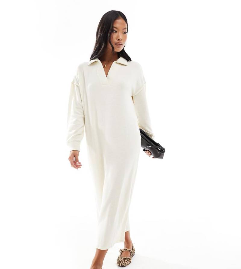 Vero Moda Petite - Superweiches, knöchellanges Kleid in meliertem Cremeweiß mit Polokragen-Grau von Vero Moda Petite