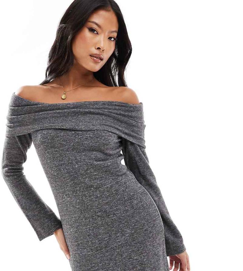 Vero Moda Petite - Superweiches, knöchellanges Kleid in meliertem Dunkelgrau mit schulterfreiem Design von Vero Moda Petite