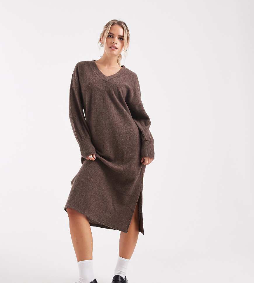 Vero Moda Petite - Weiches, geripptes Midikleid aus Strick in meliertem Schokobraun mit V-Ausschnitt-Brown von Vero Moda Petite
