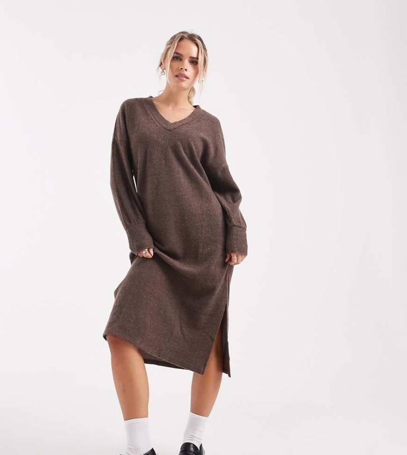 Vero Moda Petite - Weiches, geripptes Midikleid aus Strick in meliertem Schokobraun mit V-Ausschnitt-Brown von Vero Moda Petite
