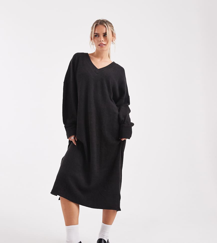 Vero Moda Petite - Weiches, geripptes Strick-Midikleid in Schwarz mit V-Ausschnitt von Vero Moda Petite