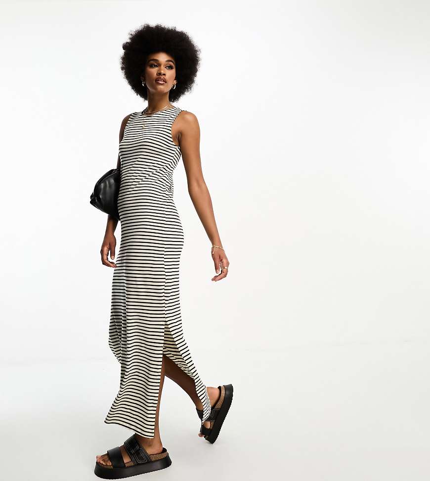 AWARE Tall - Ärmelloses, gestreiftes Maxikleid in Schwarz-Weiß AWARE Tall - Ärmelloses, gestreiftes Maxikleid in Schwarz-Weiß von AWARE