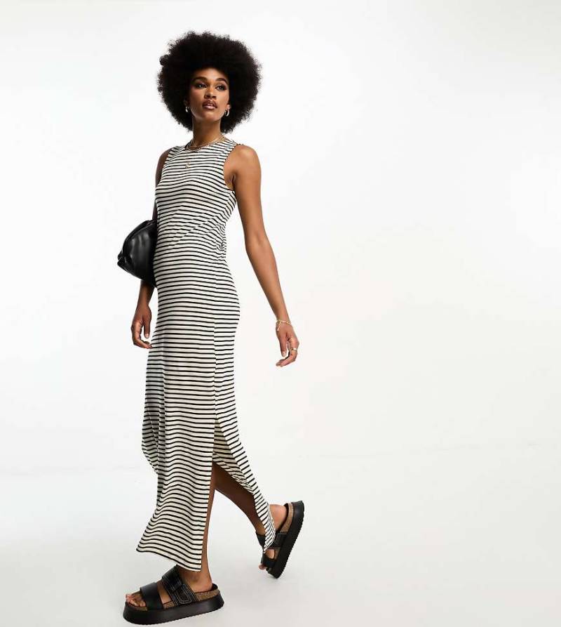 AWARE Tall - Ärmelloses, gestreiftes Maxikleid in Schwarz-Weiß von AWARE