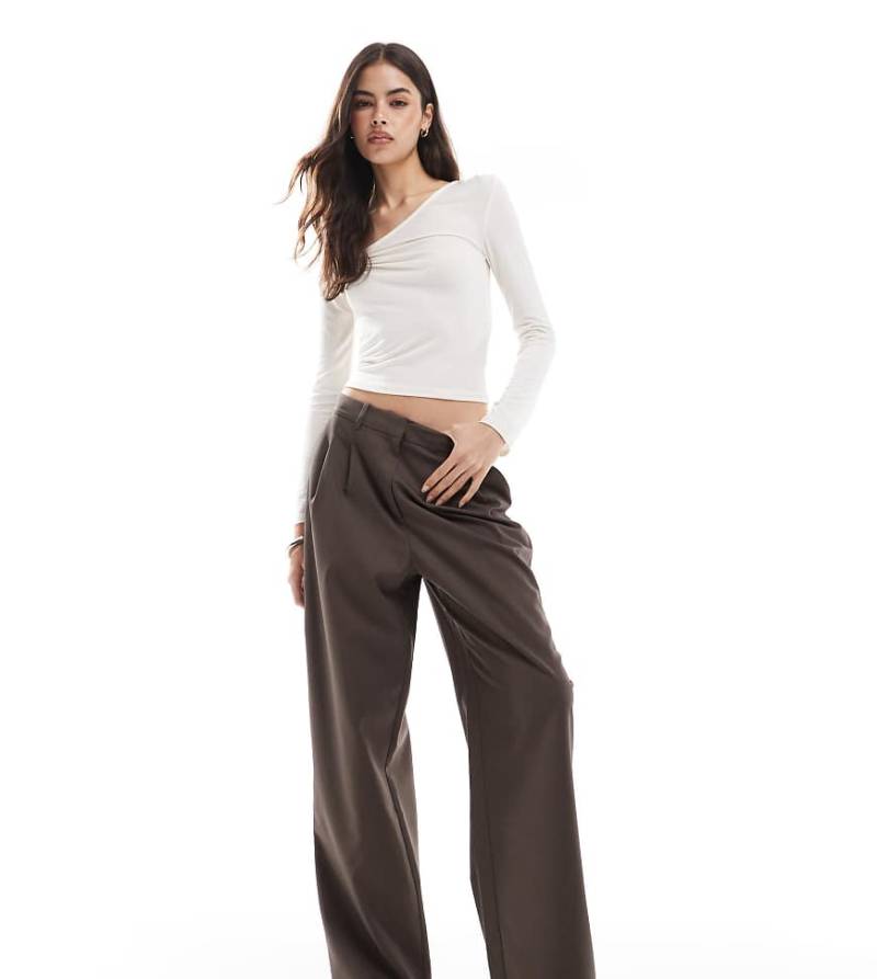 Vero Moda Tall - Elegante Dad Fit Hose in Schokobraun von Vero Moda Tall