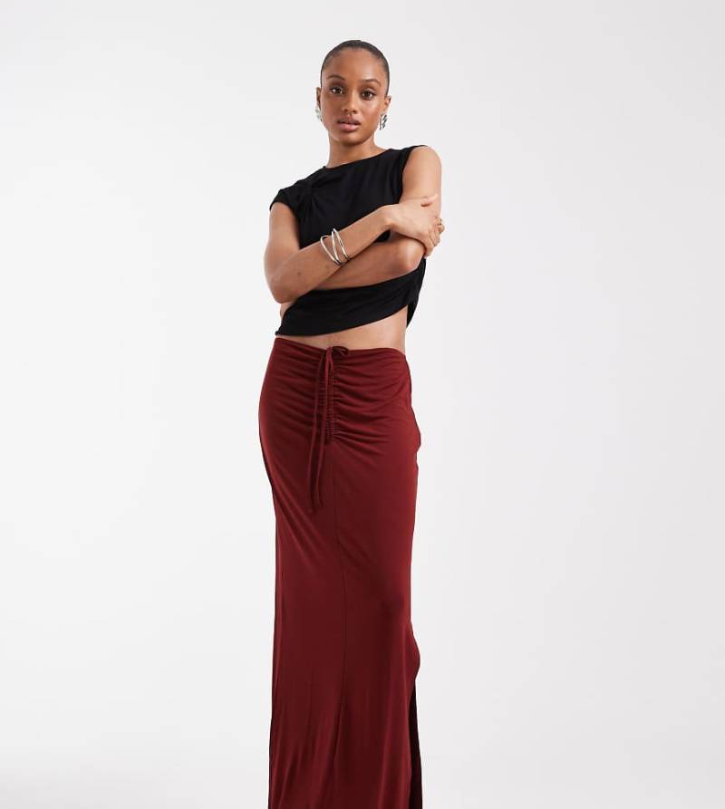 Vero Moda Tall - Geschmeidiger Maxirock in Burgunderrot mit geraffter Vorderseite von Vero Moda Tall