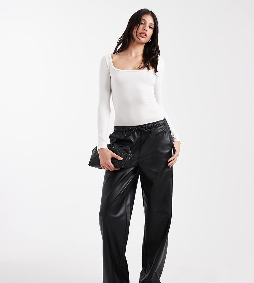 Vero Moda Tall - Hose aus Kunstleder in Schwarz mit Taillenband und weitem Bein Vero Moda Tall - Hose aus Kunstleder in Schwarz mit Taillenband und weitem Bein von Vero Moda Tall