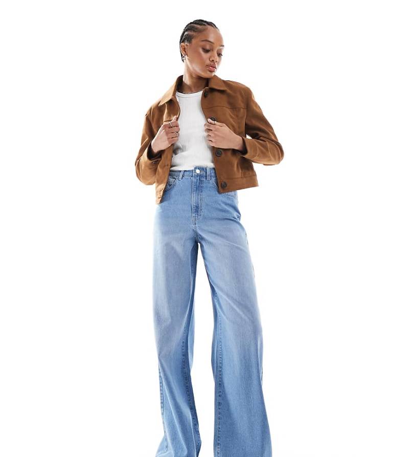 Vero Moda Tall - Kirsa - Weite Jeans in hellblauer Waschung mit hohem Bund von Vero Moda Tall