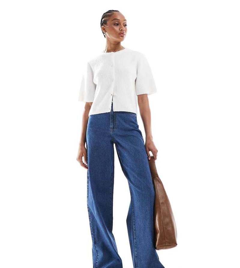 Vero Moda Tall - Kirsa - Weite Jeans in mittelblauer Waschung mit hohem Bund von Vero Moda Tall
