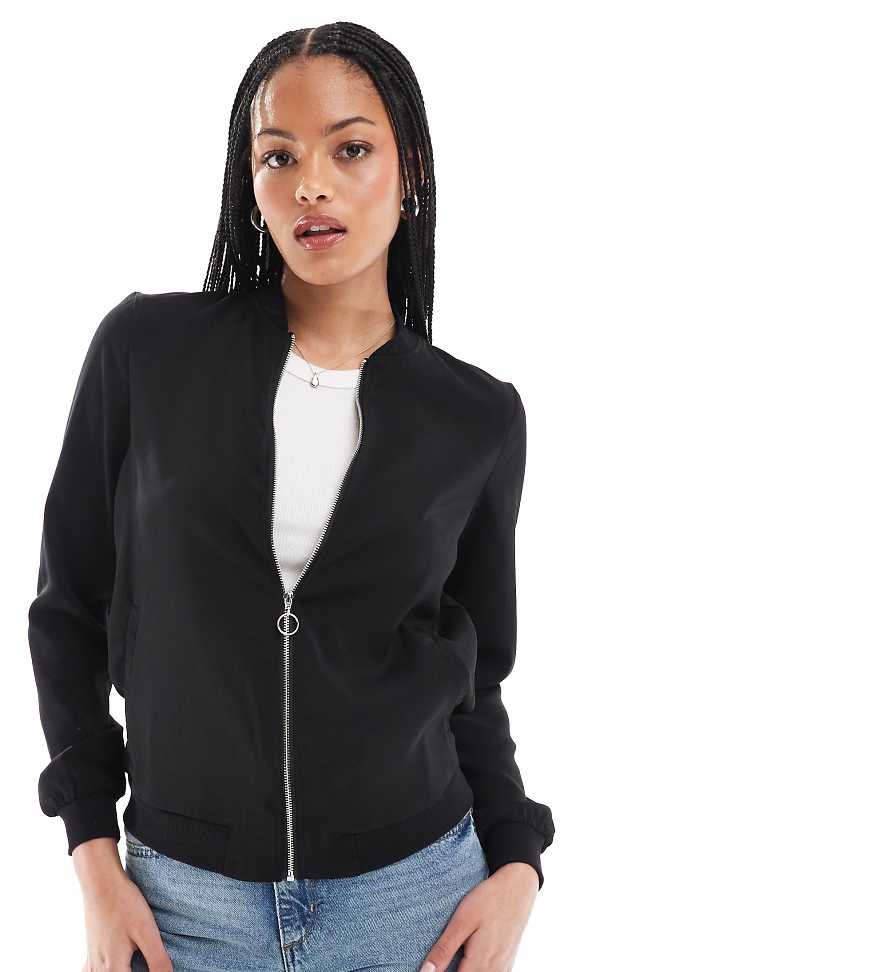 Vero Moda Tall - Leichte Bomberjacke in Schwarz mit Reißverschluss Vero Moda Tall - Leichte Bomberjacke in Schwarz mit Reißverschluss von Vero Moda Tall