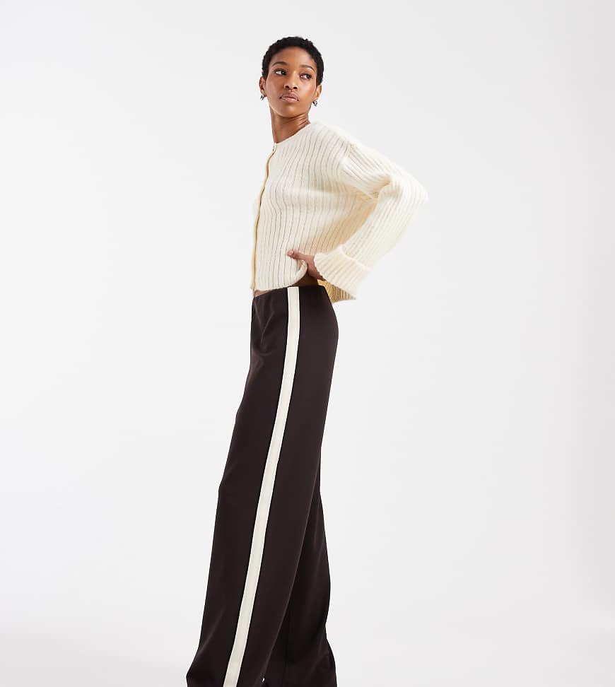 Vero Moda Tall - Lockere Schlupfhose in Schokobraun mit seitlichem Streifen-Brown von Vero Moda Tall