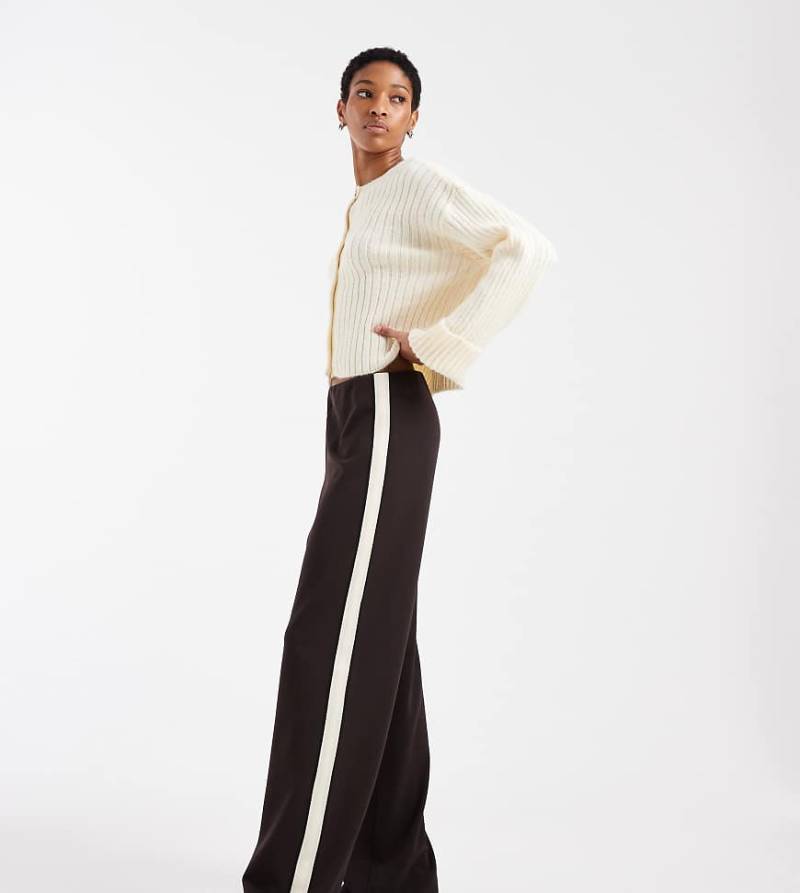 Vero Moda Tall - Lockere Schlupfhose in Schokobraun mit seitlichem Streifen-Brown von Vero Moda Tall