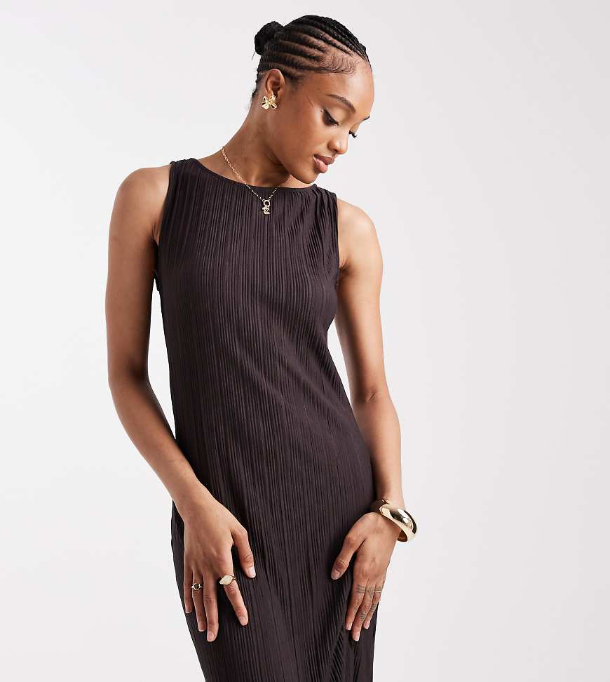 Vero Moda Tall - Maxikleid aus Plissee mit U-Boot-Ausschnitt in Schokobraun Vero Moda Tall - Maxikleid aus Plissee mit U-Boot-Ausschnitt in Schokobraun von Vero Moda Tall