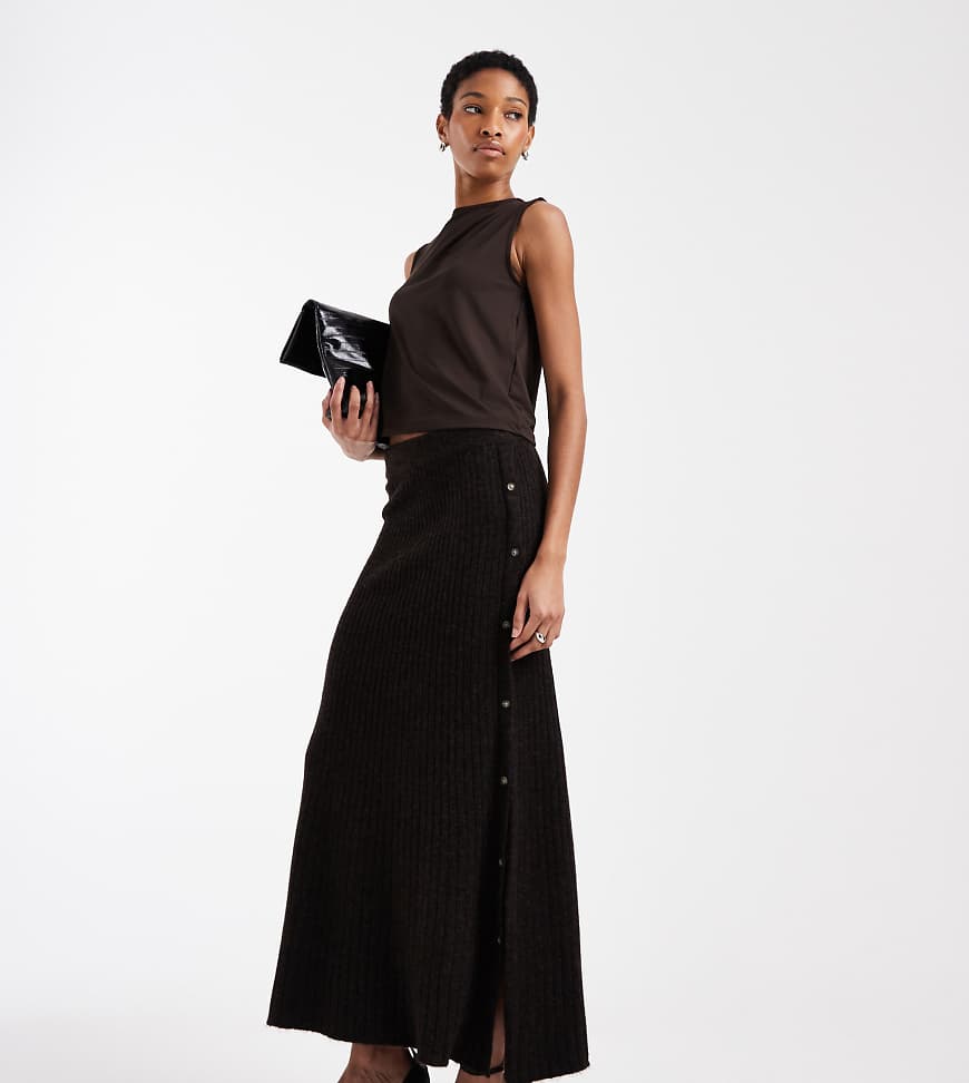 Vero Moda Tall - Midirock aus Rippstrick in meliertem Schokobraun mit seitlicher Knopfleiste-Brown von Vero Moda Tall