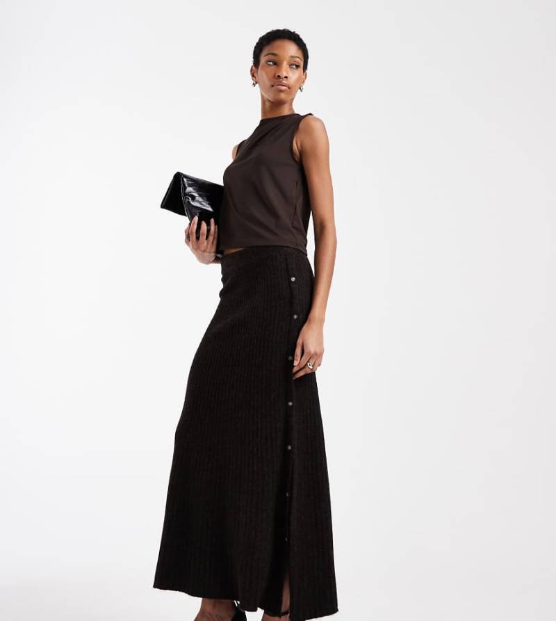 Vero Moda Tall - Midirock aus Rippstrick in meliertem Schokobraun mit seitlicher Knopfleiste-Brown von Vero Moda Tall