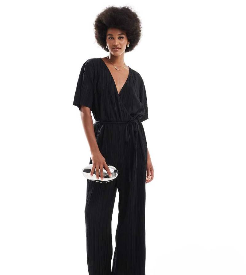 Vero Moda Tall - Plissee-Jumpsuit in Schwarz mit gewickelter Vorderseite von Vero Moda Tall