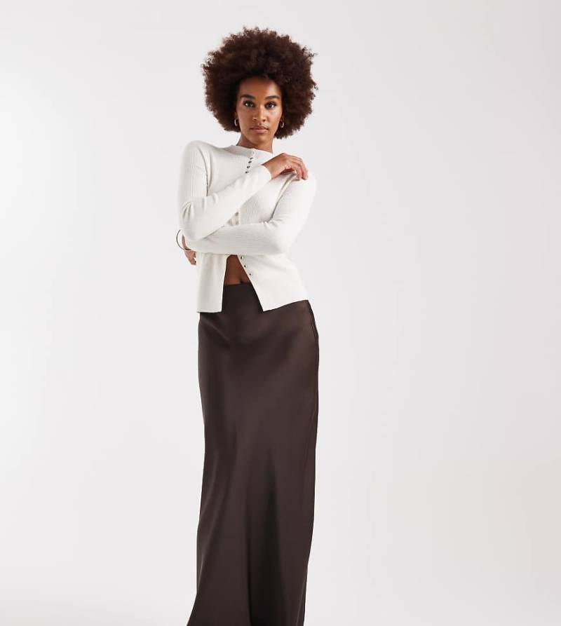 Vero Moda Tall - Satin-Maxirock in Schokobraun-Brown von Vero Moda Tall