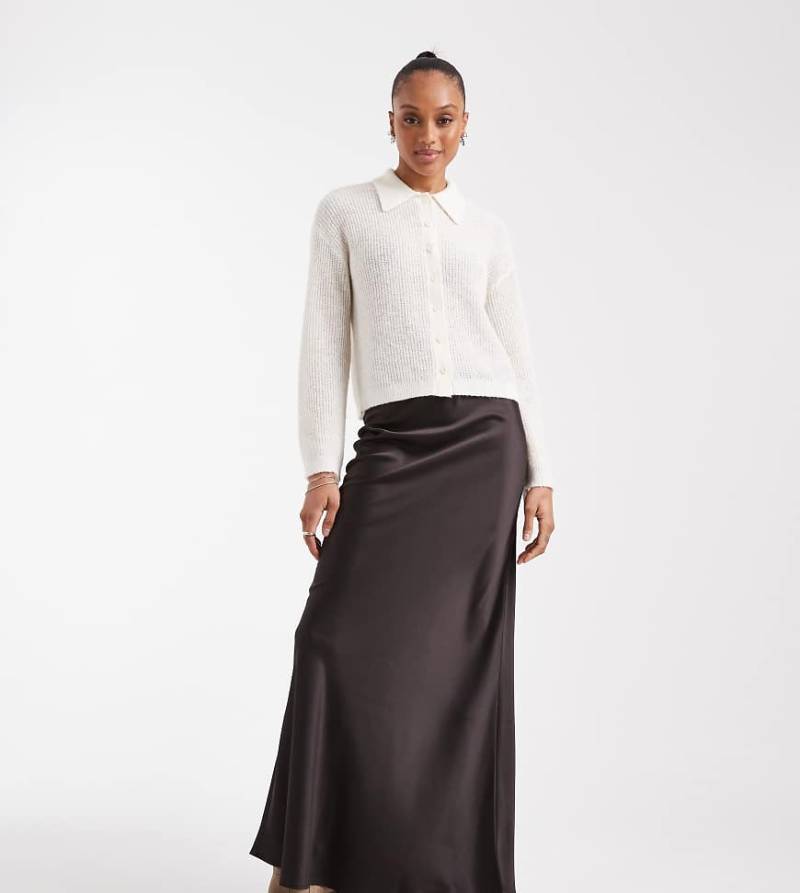 Vero Moda Tall - Satin-Midirock in Schokobraun mit Schrägschnitt-Brown von Vero Moda Tall