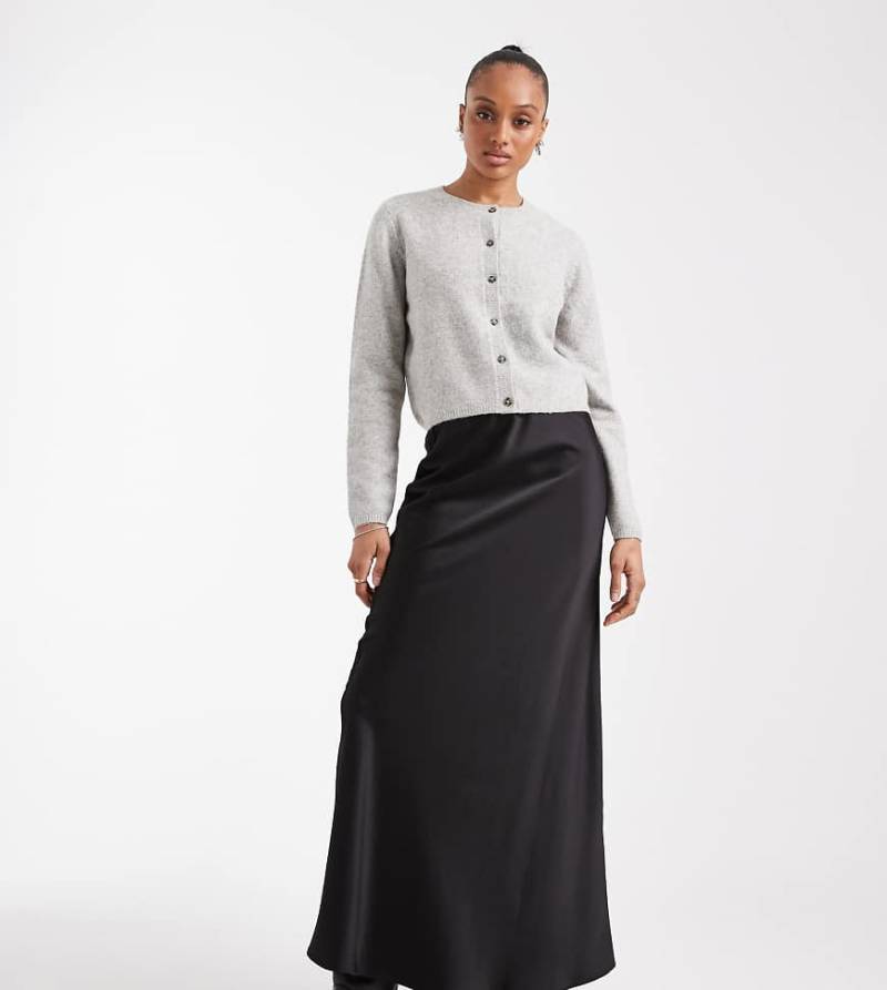 Vero Moda Tall - Satin-Midirock in Schwarz mit Schrägschnitt Vero Moda Tall - Satin-Midirock in Schwarz mit Schrägschnitt von Vero Moda Tall