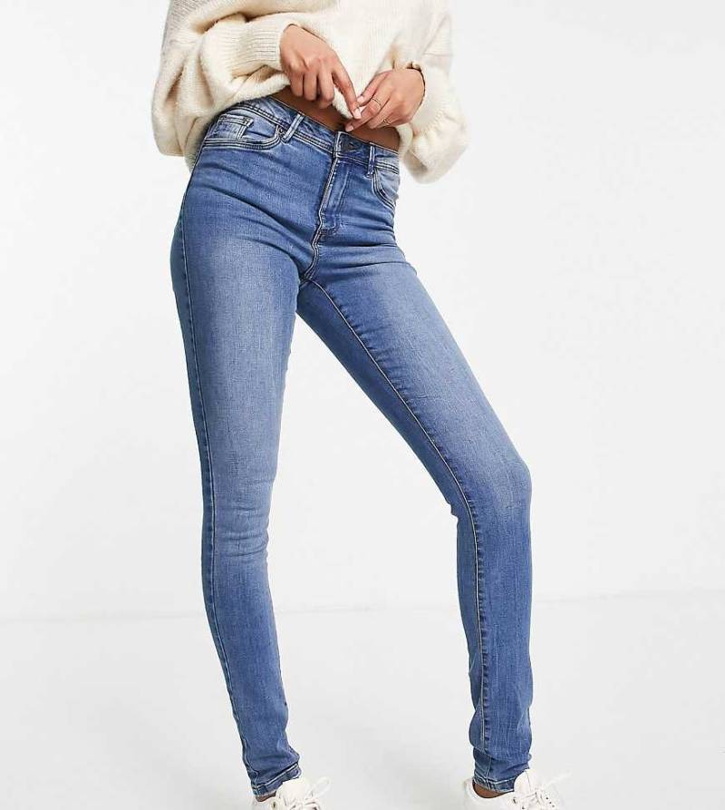 Vero Moda Tall - Tanya - Eng geschnittene Jeans in Mittelblau von Vero Moda Tall