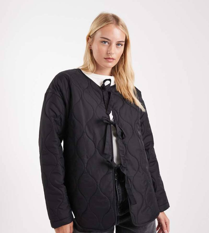 Vero Moda Tall - Vorne gebundene Steppjacke in Schwarz von Vero Moda Tall