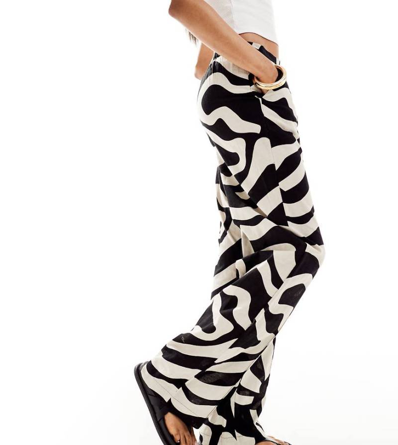 Vero Moda Tall - Weit geschnittener Hose in Schwarz-Weiß mit abstraktem Muster und Leinenhaptik von Vero Moda Tall