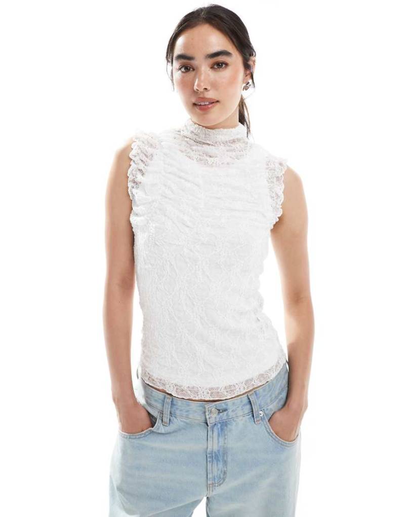 Vero Moda - Ärmelloses, gerafftes Oberteil aus transparenter Spitze in Weiß von Vero Moda