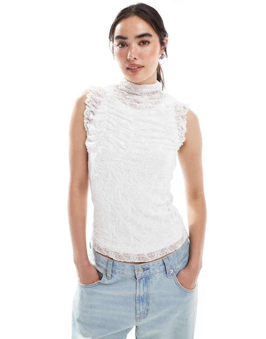 Vero Moda - Ärmelloses, gerafftes Oberteil aus transparenter Spitze in Weiß von Vero Moda