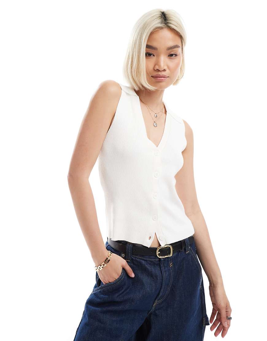 Vero Moda - Ärmelloses Rippstrick-Poloshirt in Weiß Vero Moda - Ärmelloses Rippstrick-Poloshirt in Weiß von Vero Moda