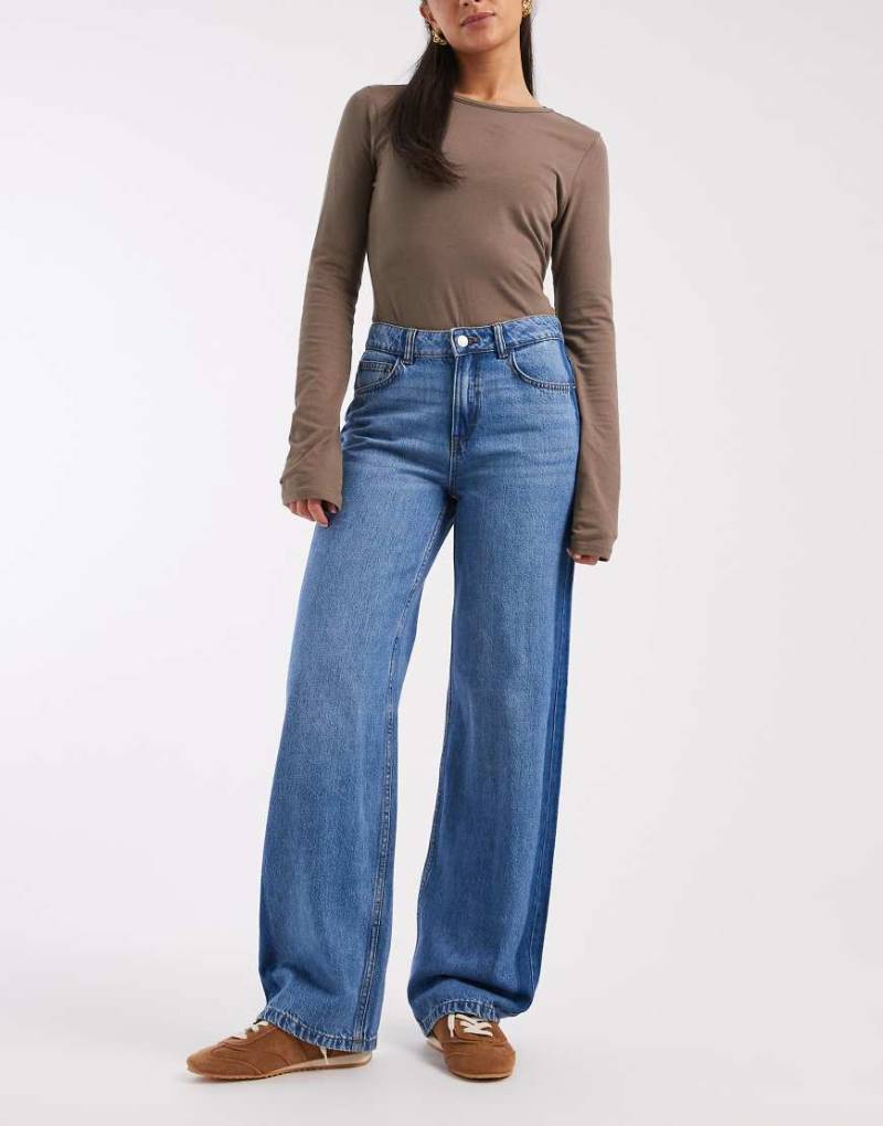 Vero Moda - Allison - Gerade geschnittene Jeans in zwei verschiedenen Mittelblautönen von Vero Moda