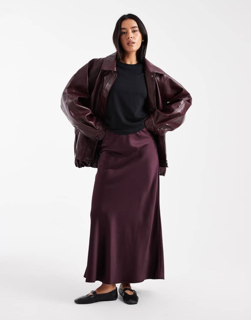 Vero Moda - Asymmetrischer Midirock aus Satin in Burgunderrot von Vero Moda