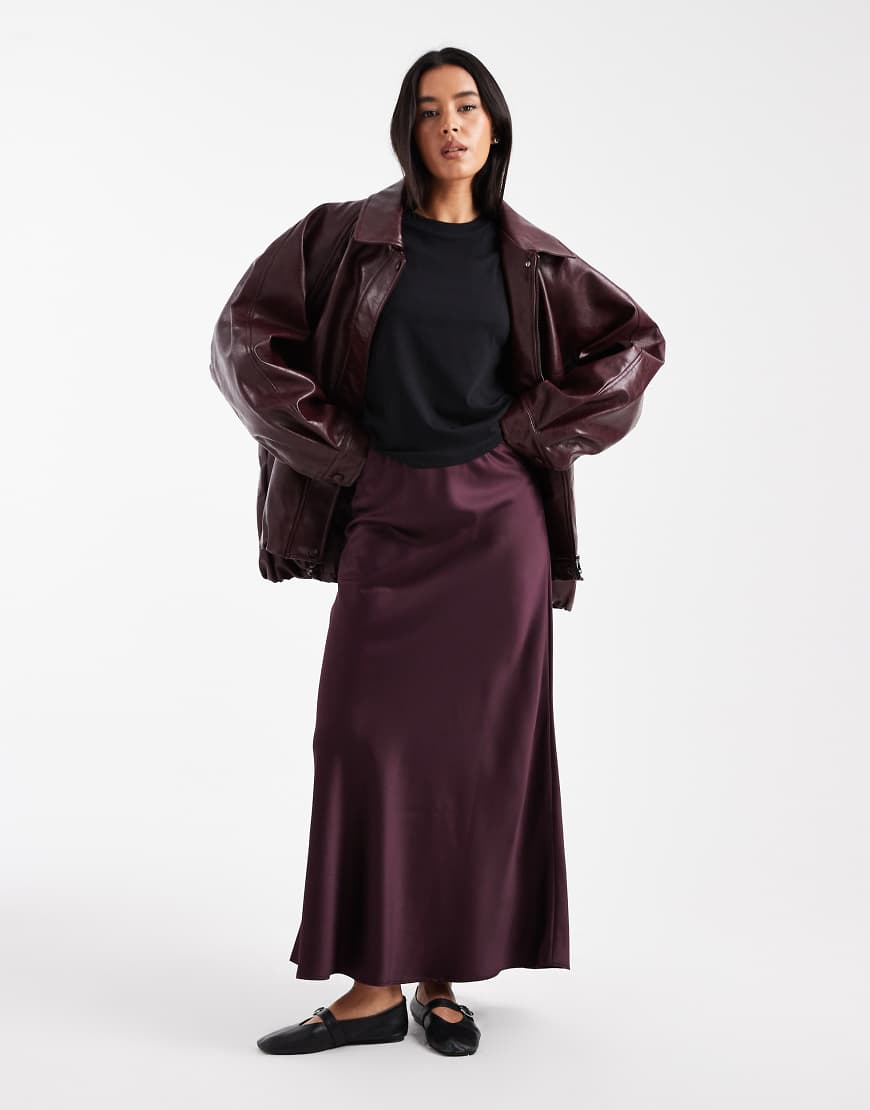 Vero Moda - Asymmetrischer Midirock aus Satin in Burgunderrot von Vero Moda