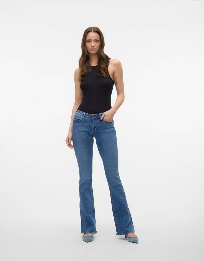 Vero Moda - Ausgestellte Jeans aus mittelblauem Denim von Vero Moda