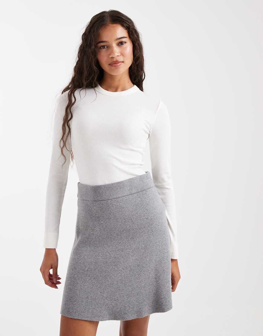 Vero Moda - Ausgestellter Minirock aus Strick in Grau meliert von Vero Moda